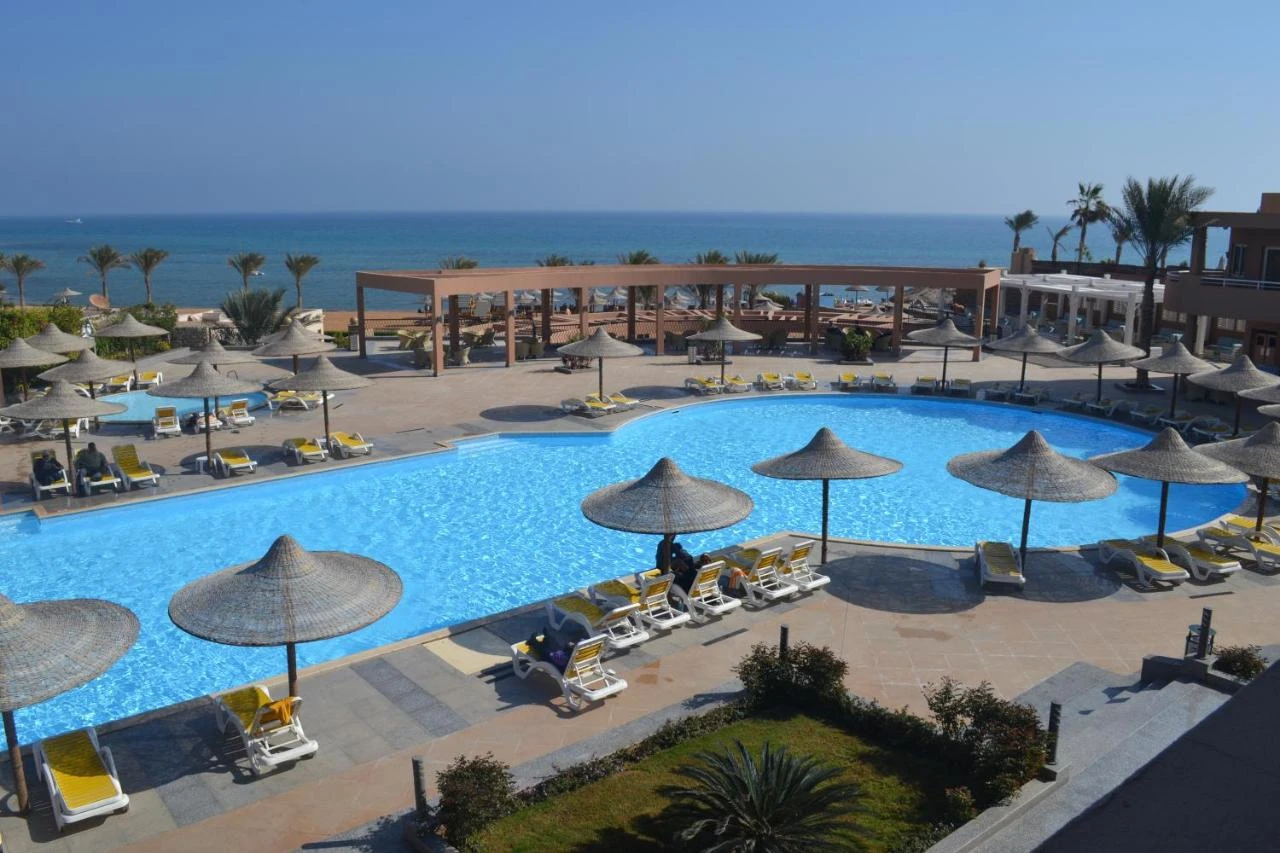 استلم فورا شالية غرفتين بيشوف البحر ف بيلارومانس السخنة